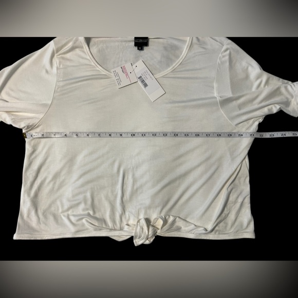 PSK Collective Women’s size 1x White Tie-Front Top / Cropped new with tags - Picture 4 of 8